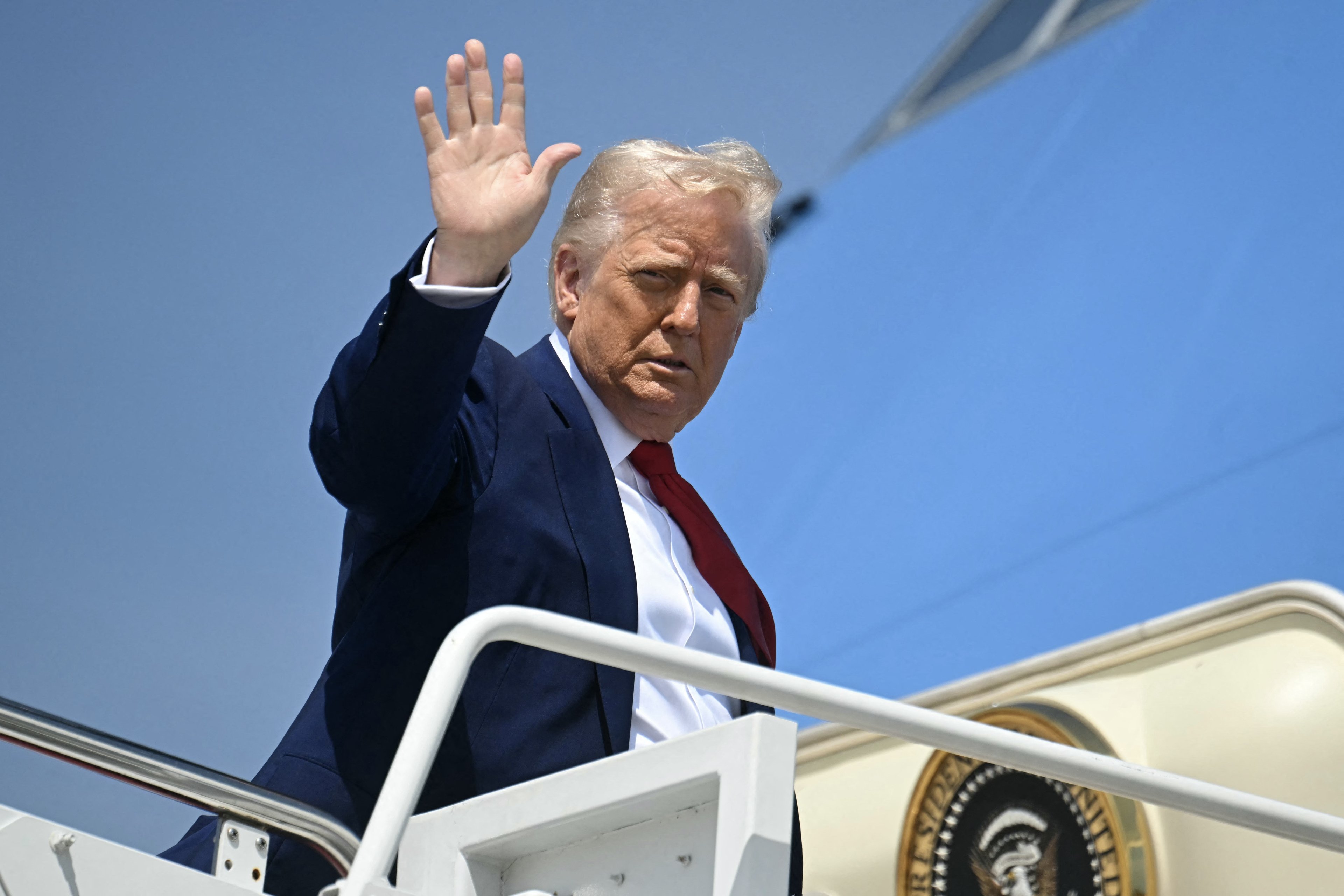 Trump diz que pode aliviar sanções à Síria