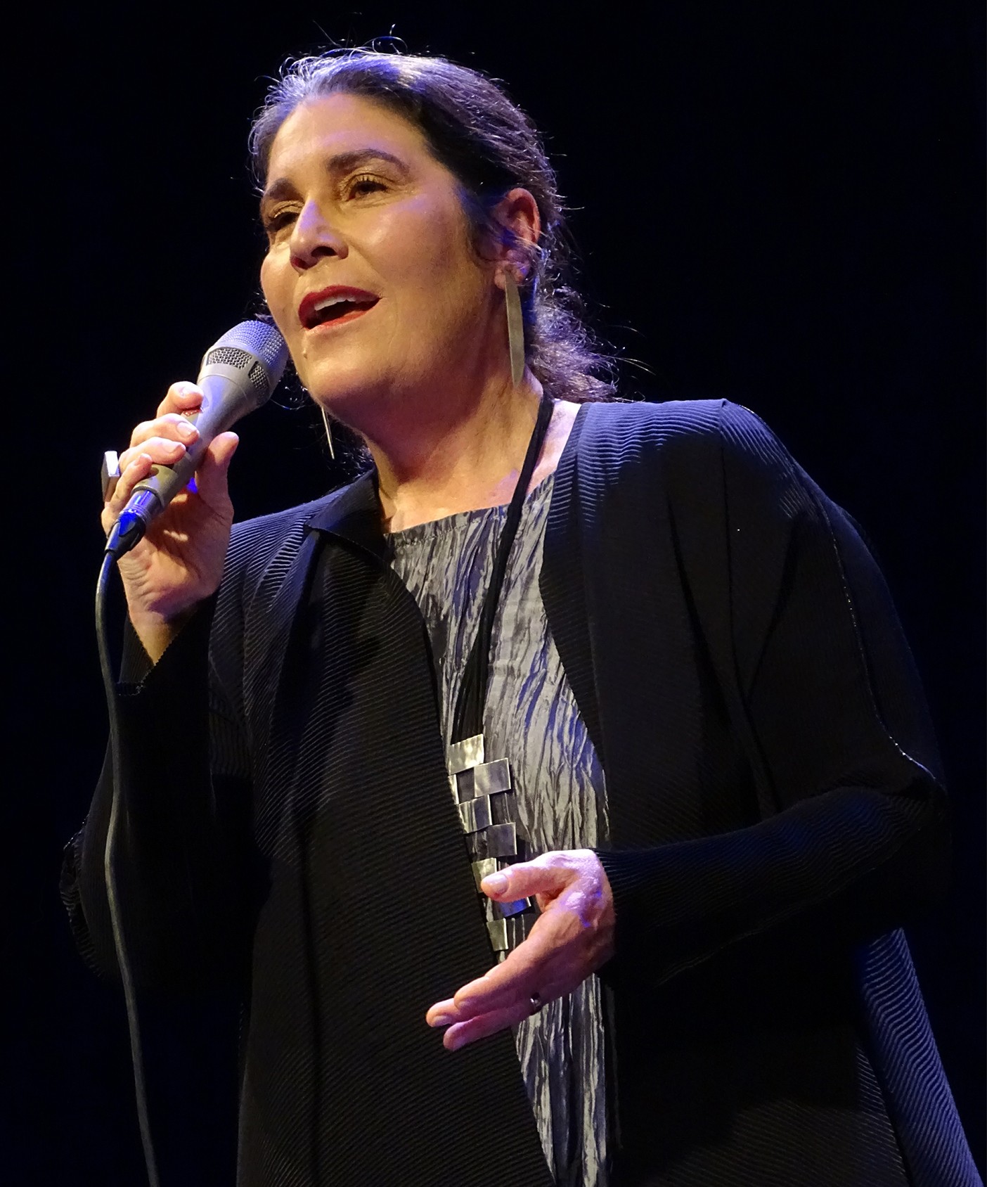 Mônica Salmaso lapida ouros achados para prestar senhora homenagem a Elizeth Cardoso em show divino no Rio