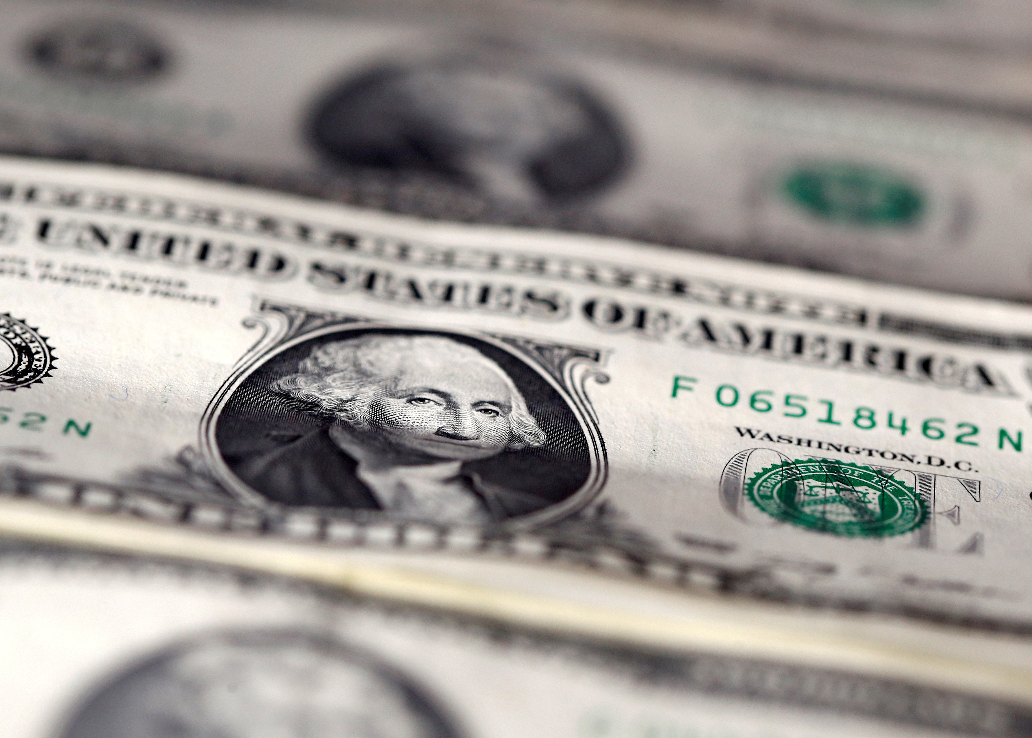 Dólar volta aos R$ 5,70 em dia de agenda fraca; Ibovespa cai após bater recorde