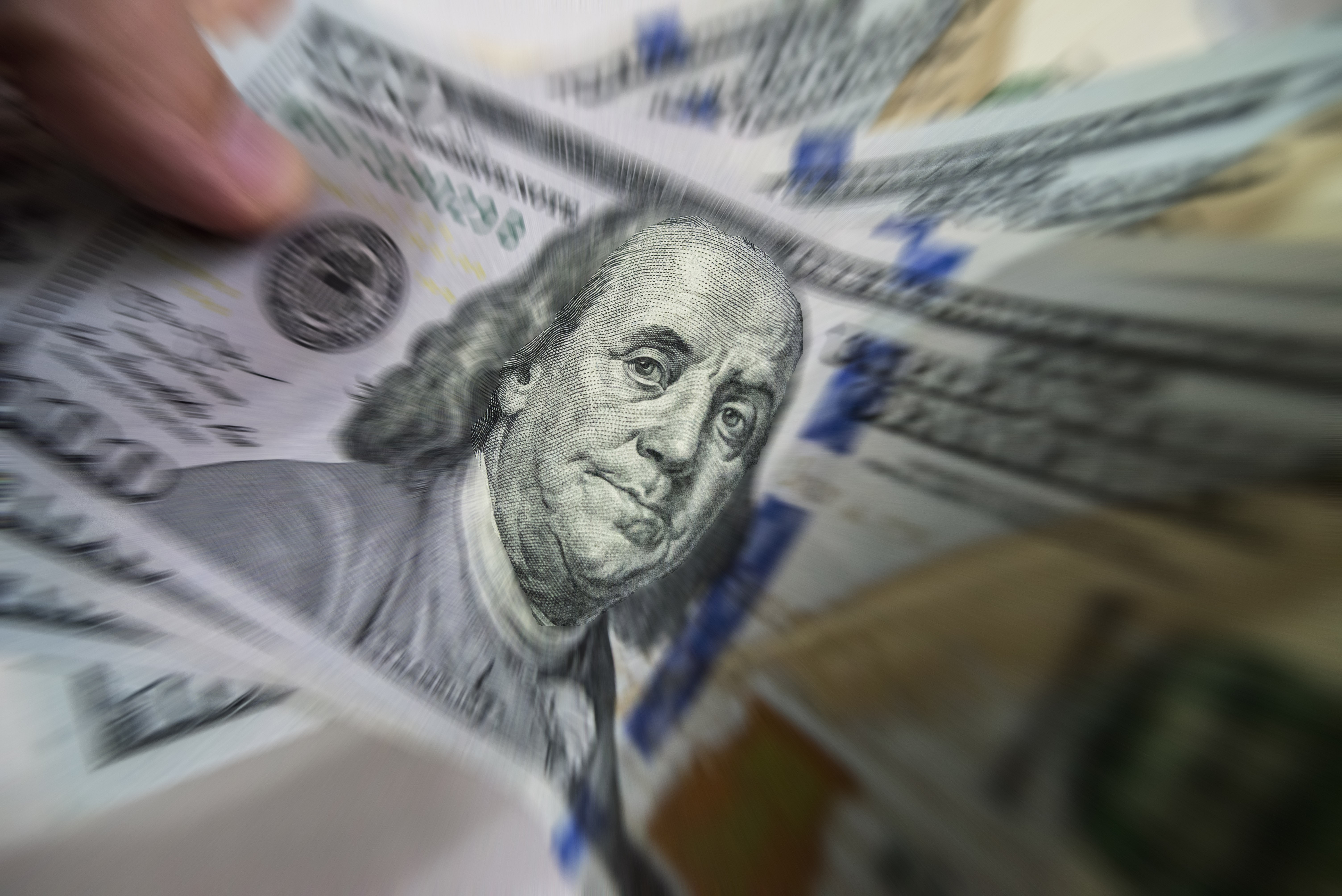 Dólar opera em alta após ataques de Israel ao Irã; bolsa recua apesar da Petrobras, que avança 2,25%