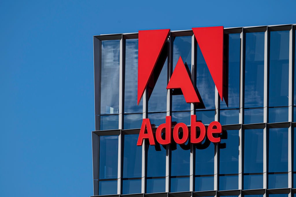 Adobe projeta lucros acima do esperado, mas encara desafios na era da IA