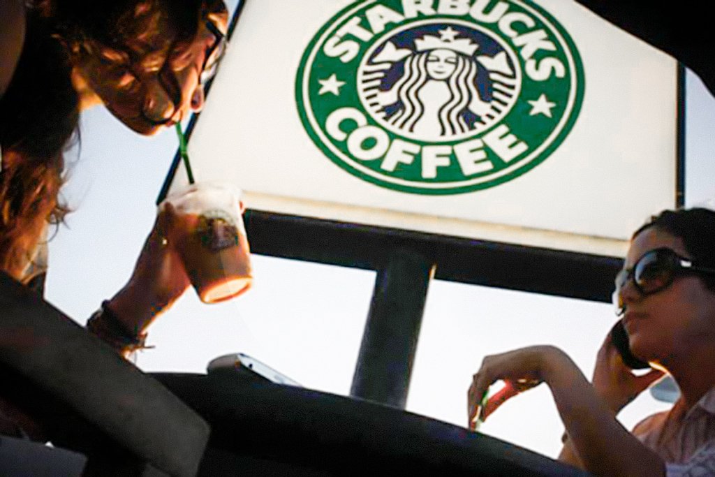 Em passo para reestruturação, Starbucks diminui trabalho remoto entre diretores e vice-presidentes 