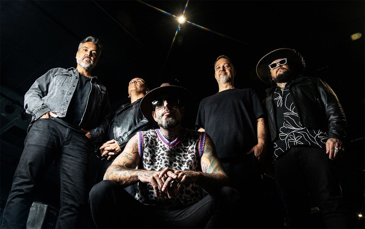 Grupo Detonautas vai de Leandro &amp; Leonardo à banda Nação Zumbi em 'DVersões', EP sem conceito e unidade