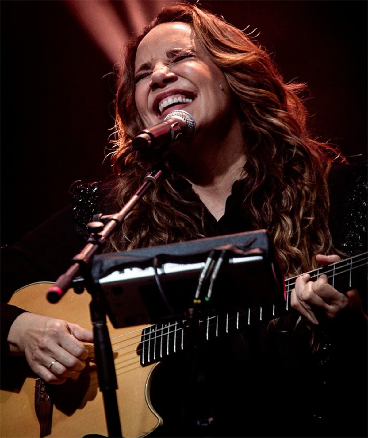 Ana Carolina mergulha bem fundo no próprio ‘rio’ ao montar o surpreendente roteiro retrospectivo do show ‘25 Anas’