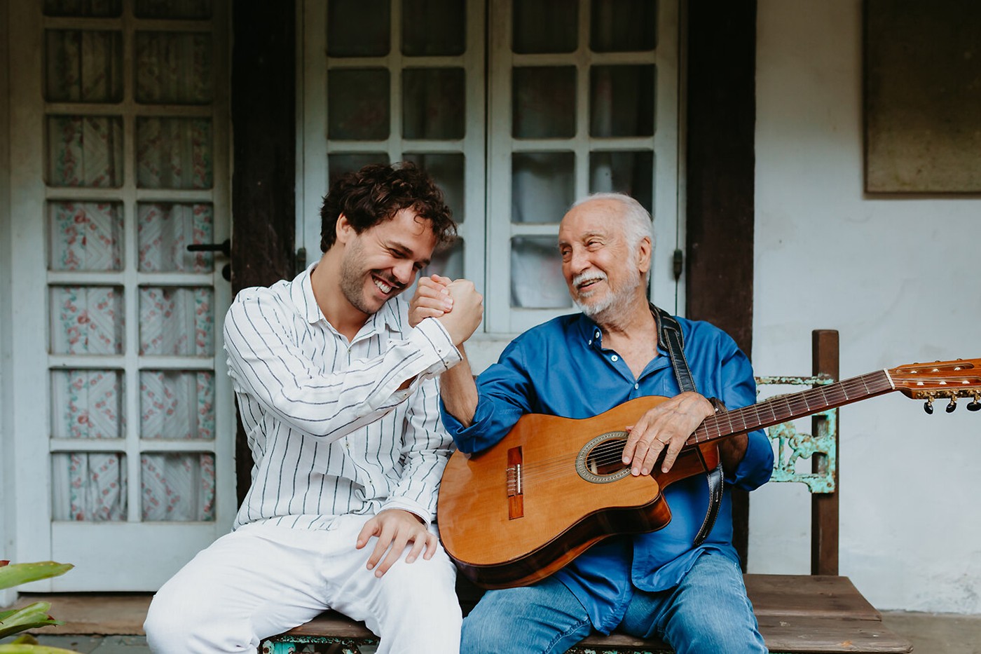 Roberto Menescal avaliza a bossa de Theo Bial com ‘Brisa que mora no mar’