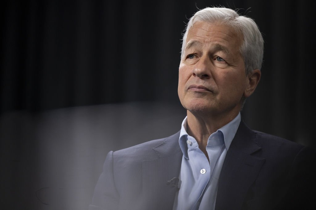 Jamie Dimon, CEO do JPMorgan, aconselha Trump: 'Pare de discutir com Powell sobre juros'