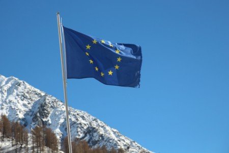 União Europeia e Japão lançarão aliança de competitividade em cúpula em Tóquio