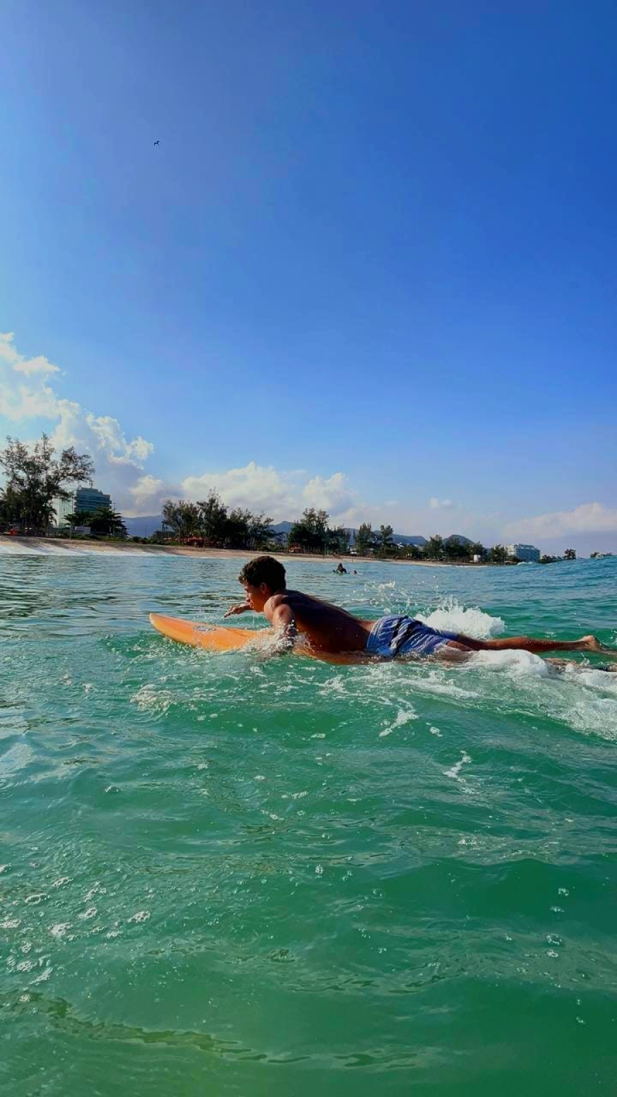 Aos 15 anos, revelação do surf brasileiro busca vaga na elite mundial¨.