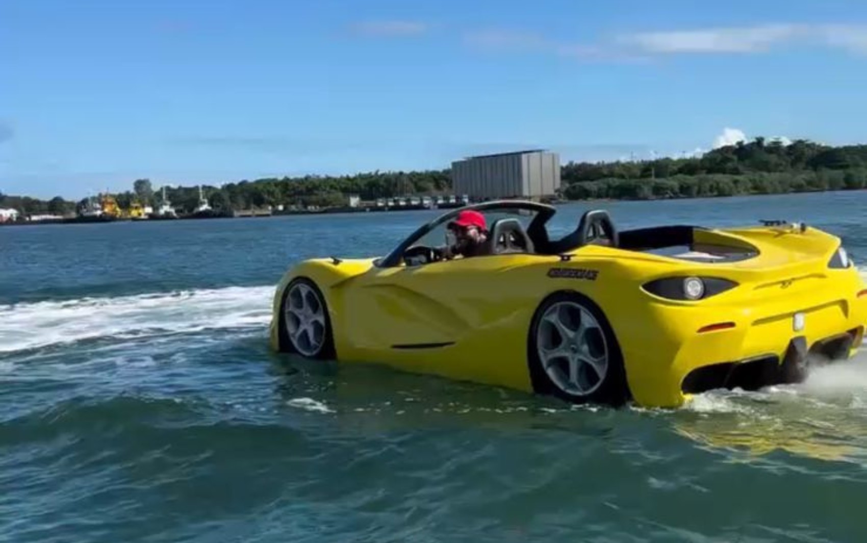 'Carro de luxo' aquático que pode chegar a 80 km/h não tem autorização para comercialização de passeios turísticos