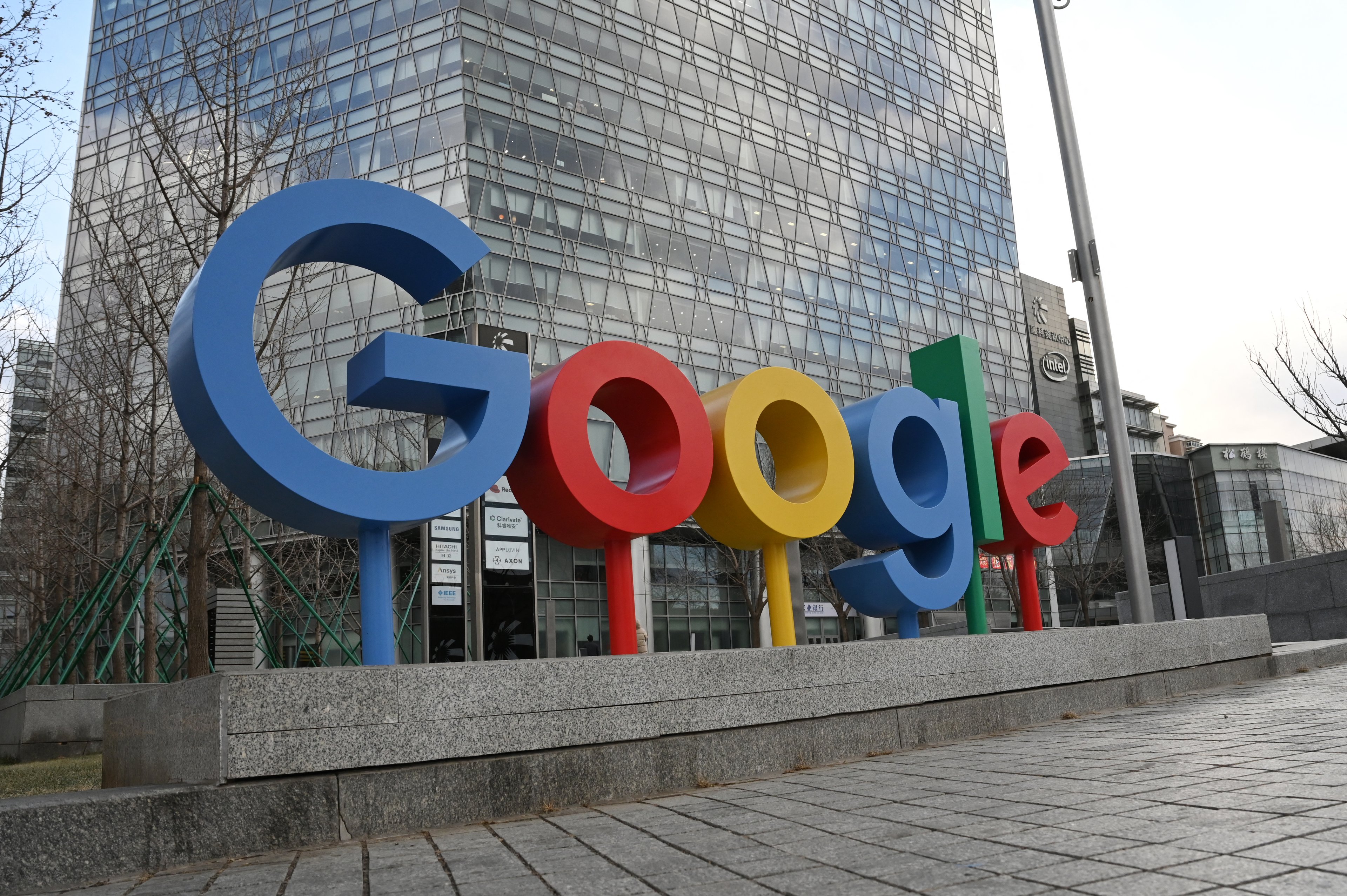 Após balanços, Alphabet dispara e Tesla afunda no pré-mercado desta quinta