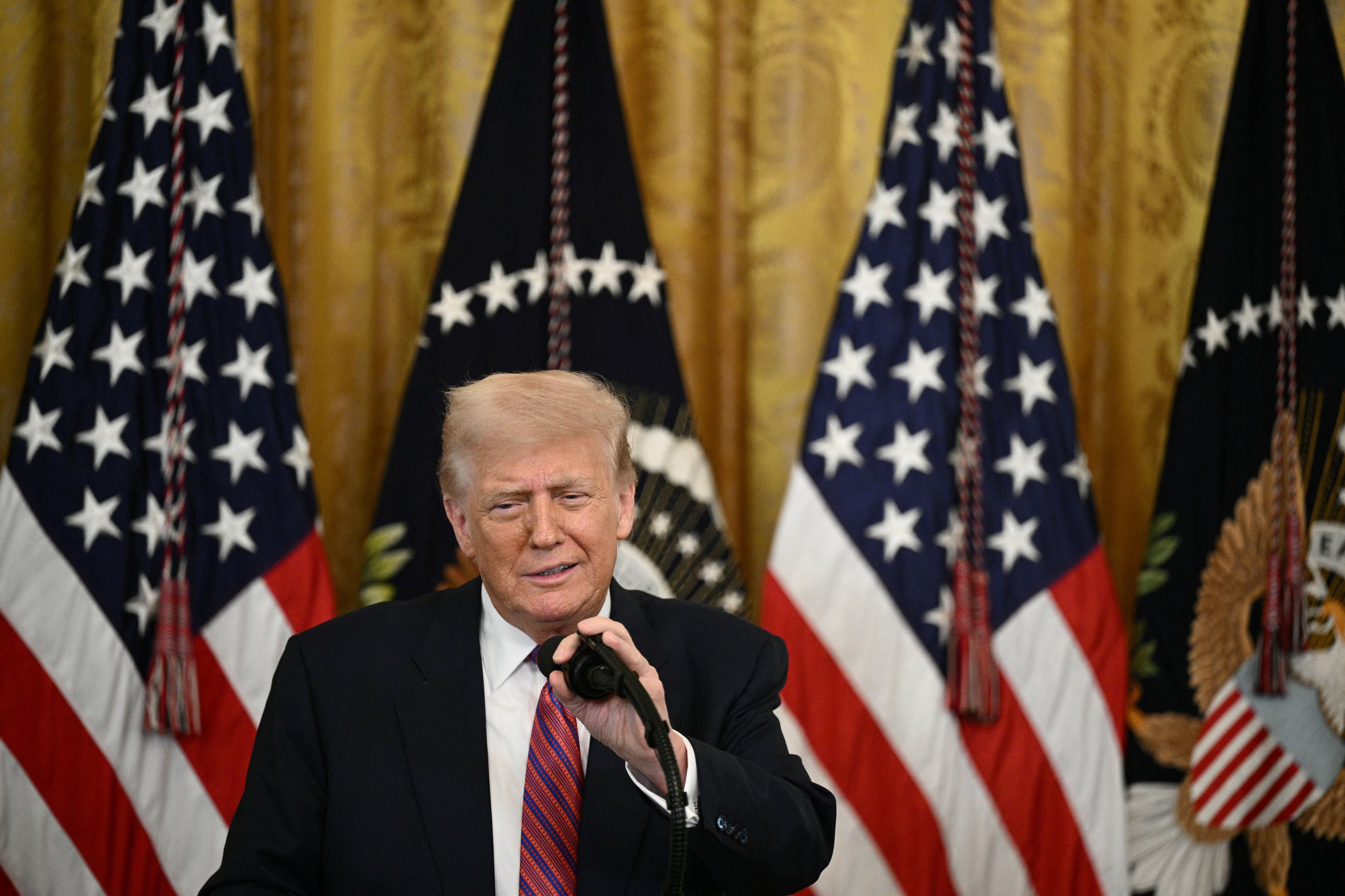 Trump visita obra no Fed enquanto pressiona Powell por gestão e gastos excessivos