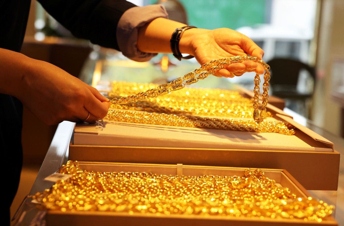 Ouro renova recorde acima de US$ 3.500 com expectativa de corte de juros pelo Fed