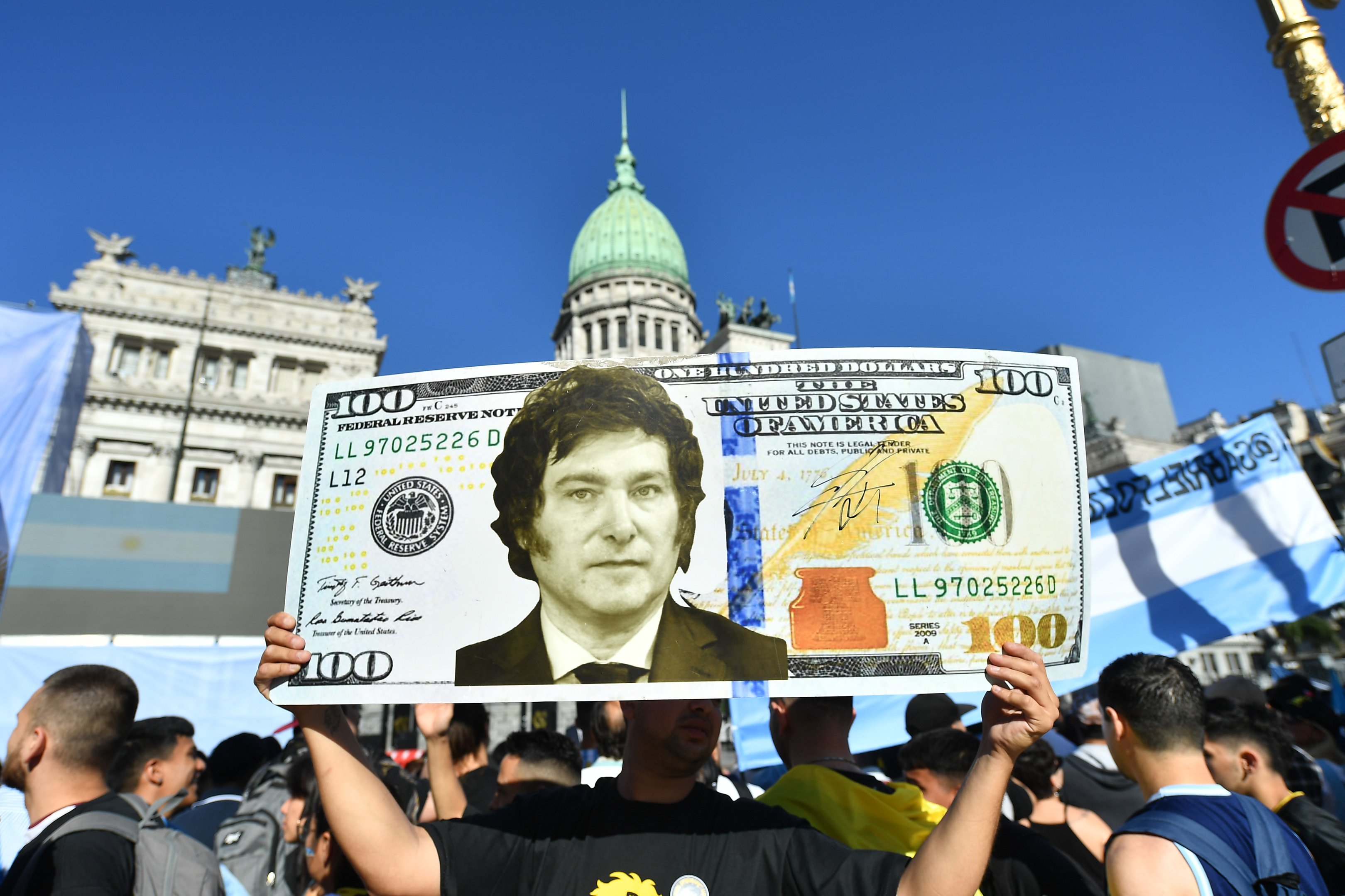 Dólar atinge novo recorde na Argentina, com pressões cambiais elevadas antes das eleições