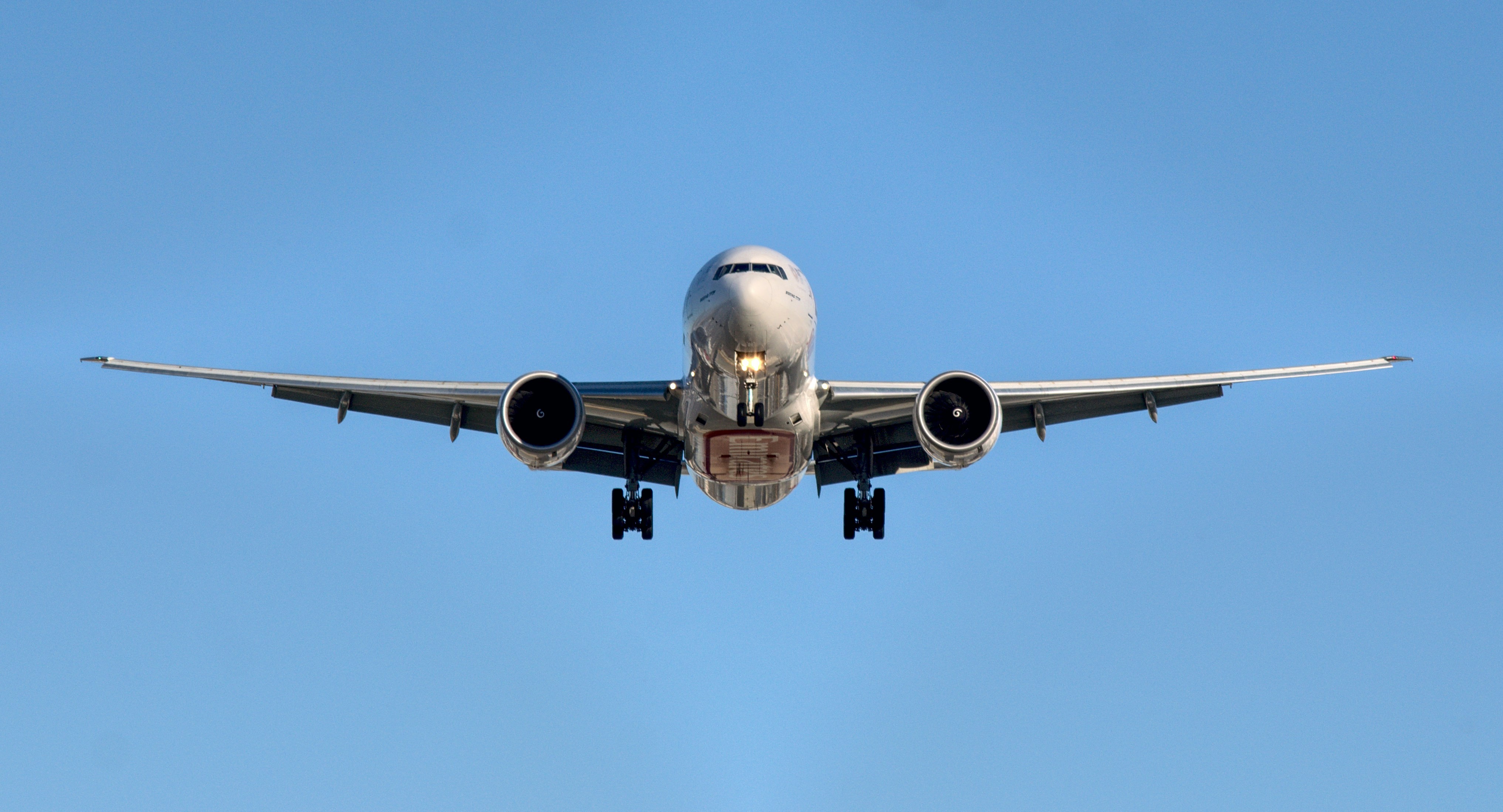 Companhia aérea pode colocar passageiro em quarto com estranhos? Entenda as regras e direitos após voo cancelado