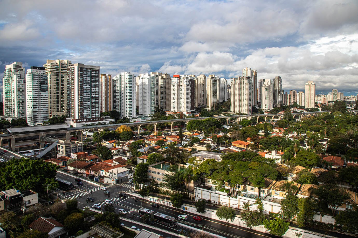 Com avanço do setor de serviços, PIB de SP cresce 2,5% em 12 meses