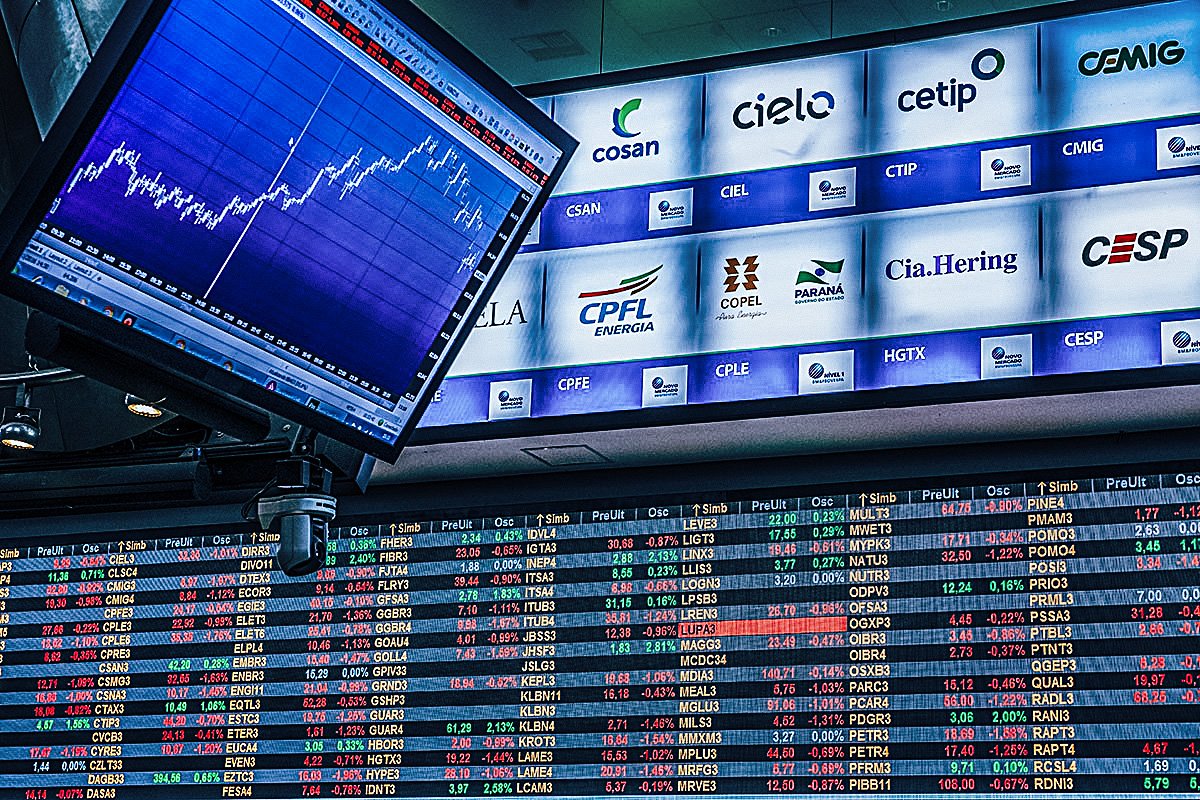 Ibovespa cai mais de 1% e volta aos 143 mil pontos com 'shutdown' e IR