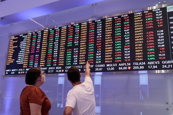 O mês em que tudo mudou: Ibovespa se destaca e sobe 4,4% em dólares em abril