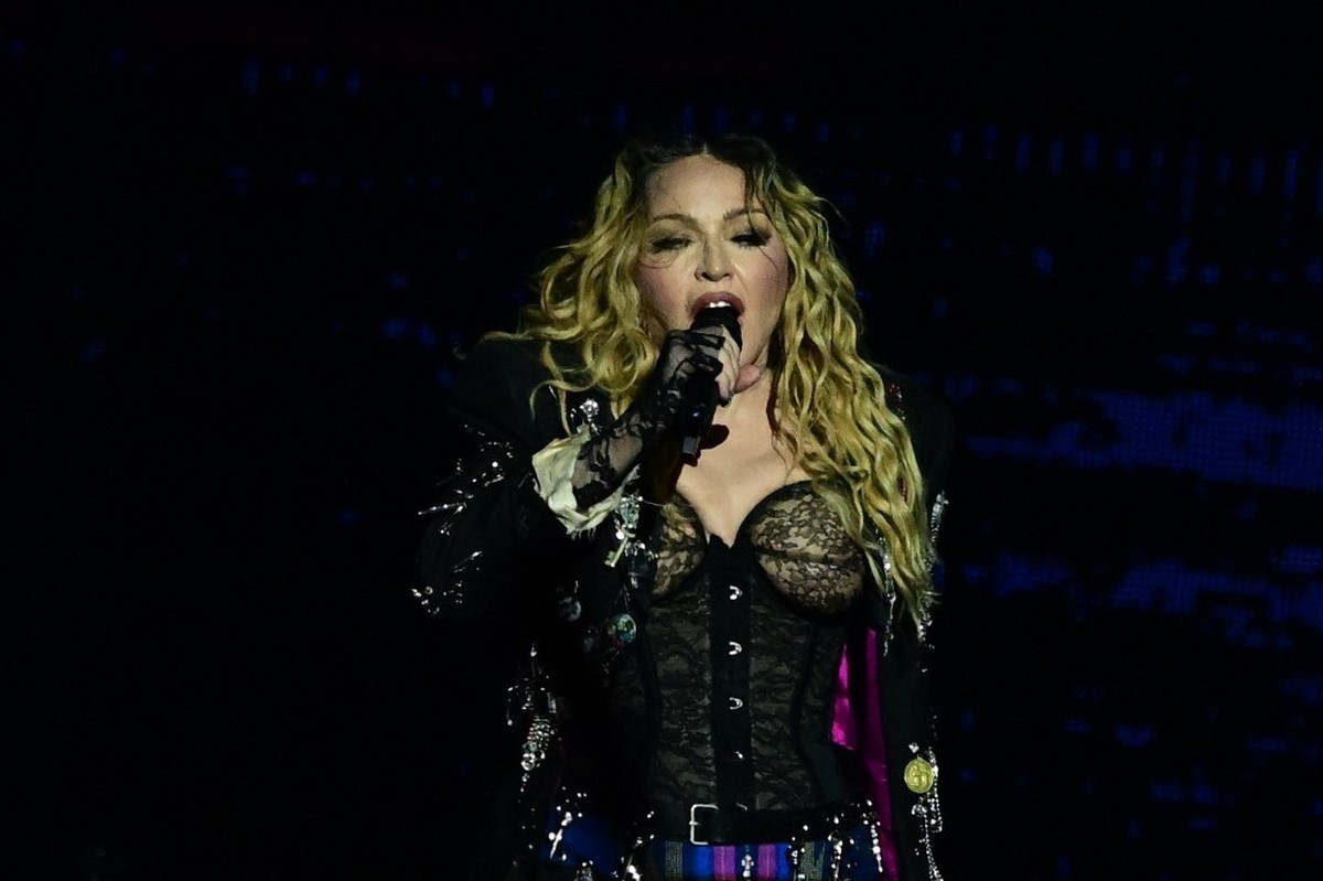 Em dia de Gaga no Rio, Madonna relembra show em Copacabana: 'beijos para o Brasil'