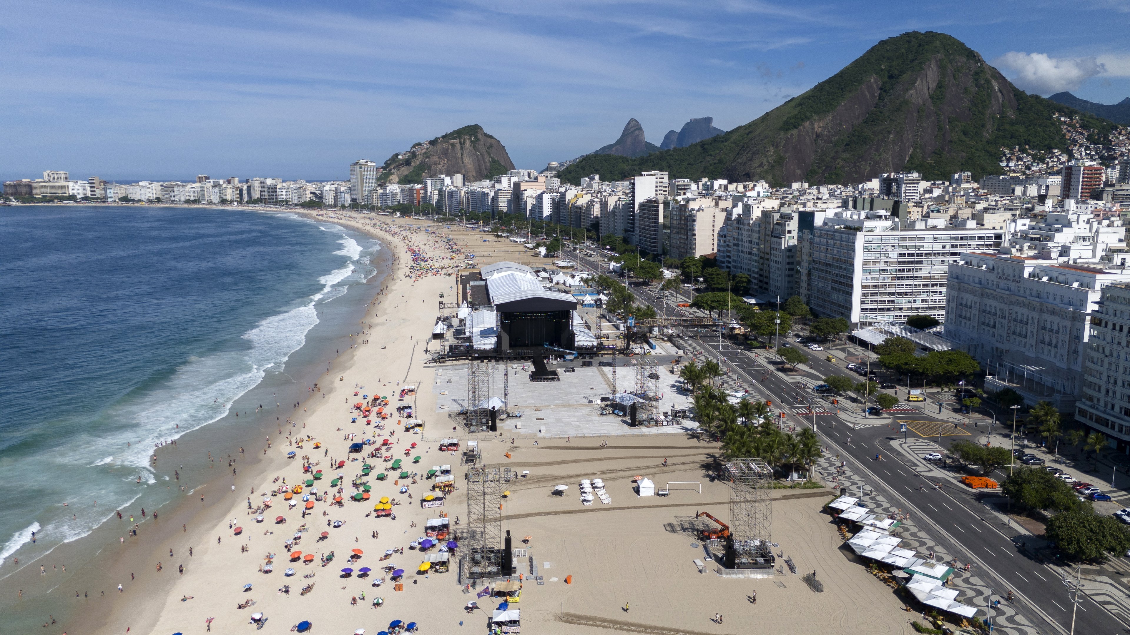 Lady Gaga em Copacabana: bancos são vendidos a R$ 70 como ‘camarote’ e guarda-sóis a R$ 80