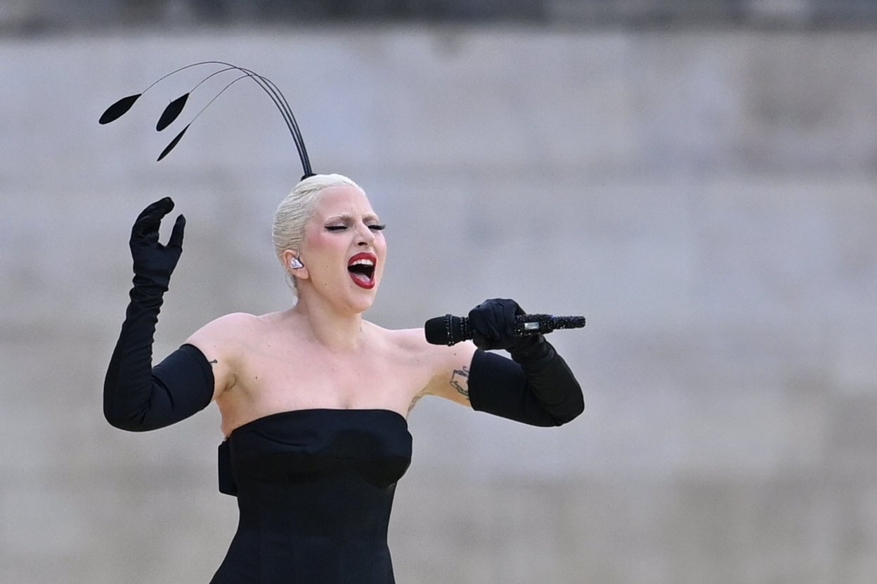 Multidão toma o metrô rumo a Copacabana para show de Lady Gaga; movimento já supera o de Madonna