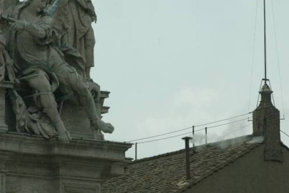 Conclave: Às vésperas do ritual, saiba como é feita fumaça que anuncia novo Pontífice