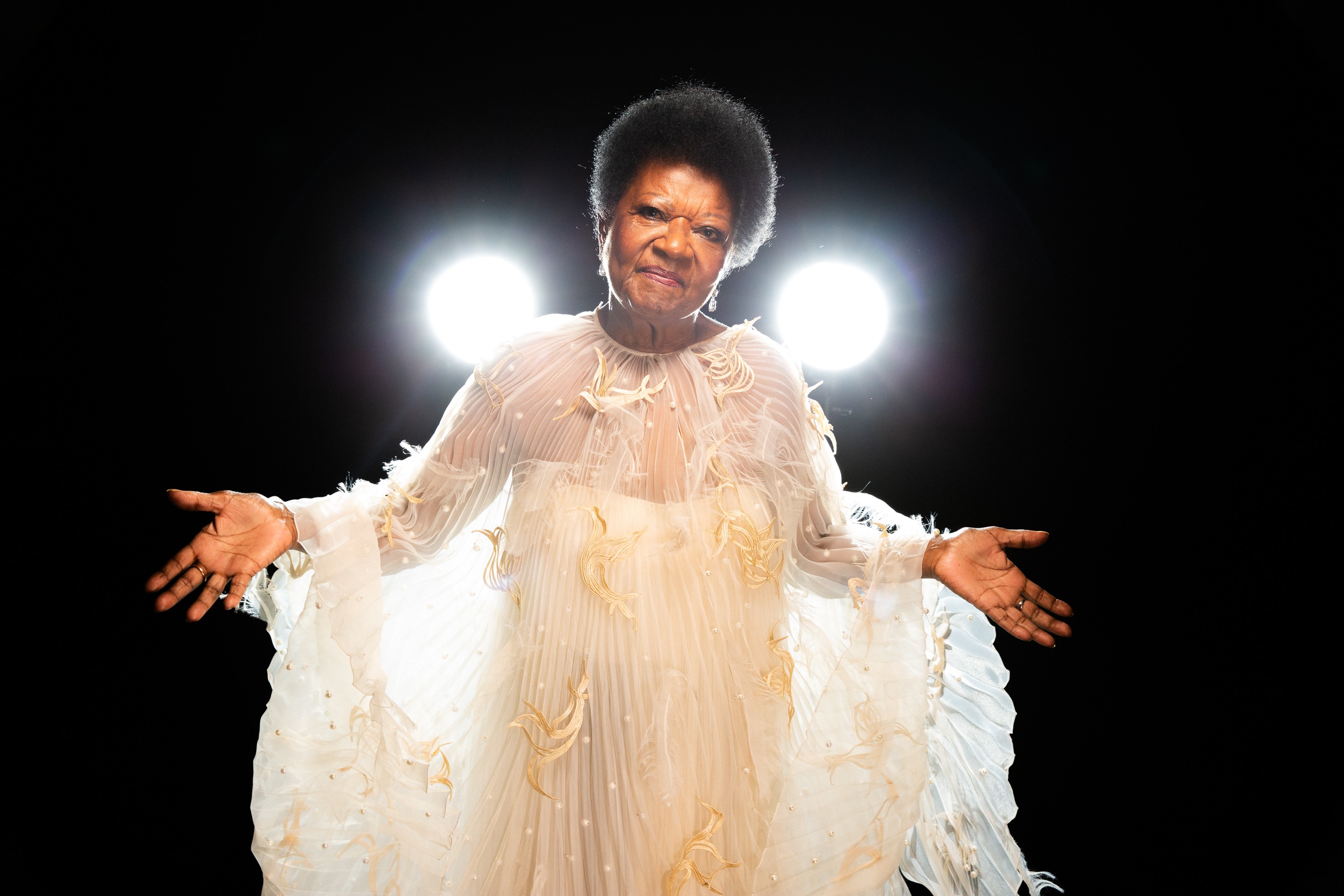 Alaíde Costa ostenta classe na capa do álbum em que canta o repertório de  Dalva de Oliveira, voz da era do rádio