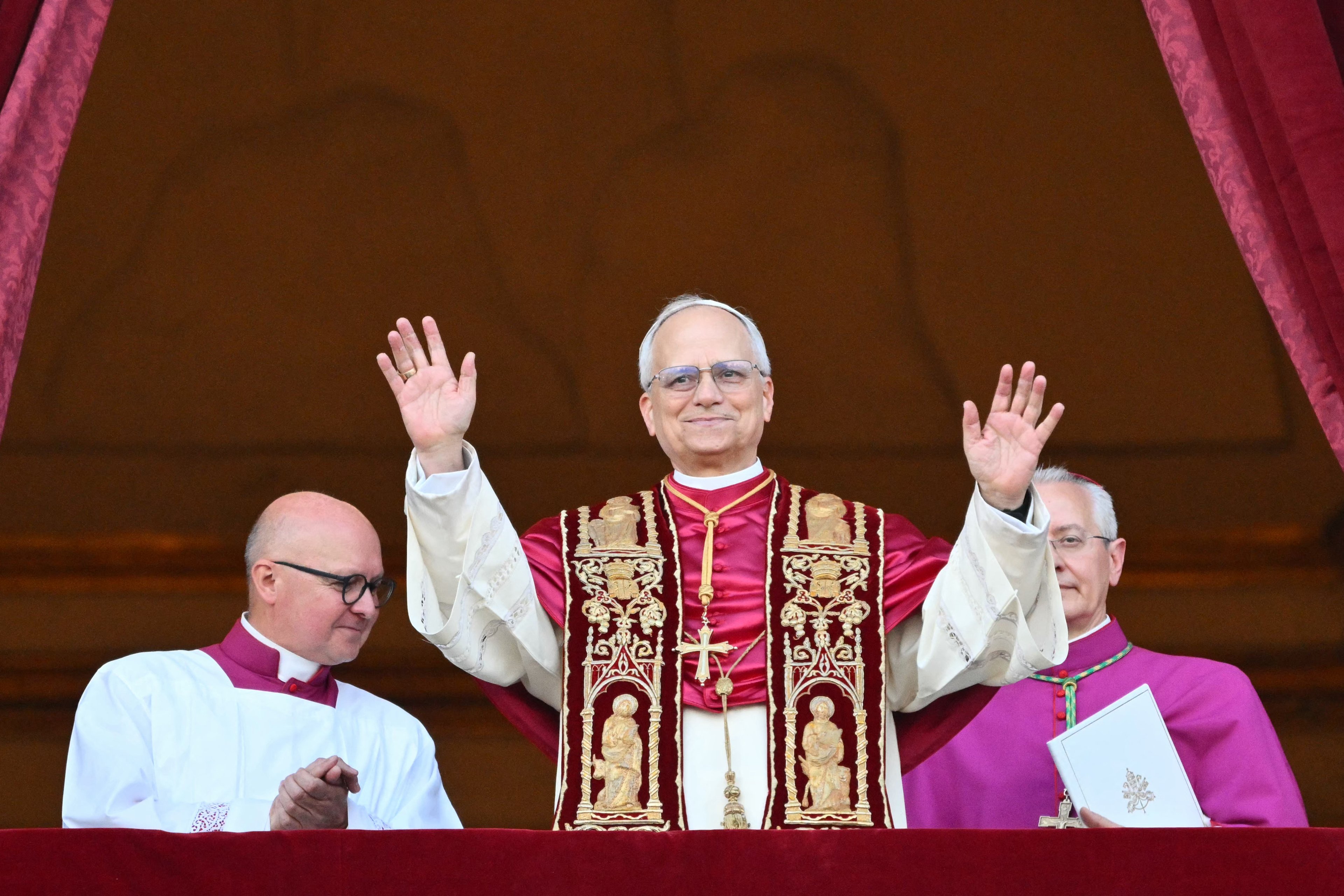 Novo Papa, Leão XIV reza Ave-Maria, fala em espanhol e pede igreja para todos em 1º discurso