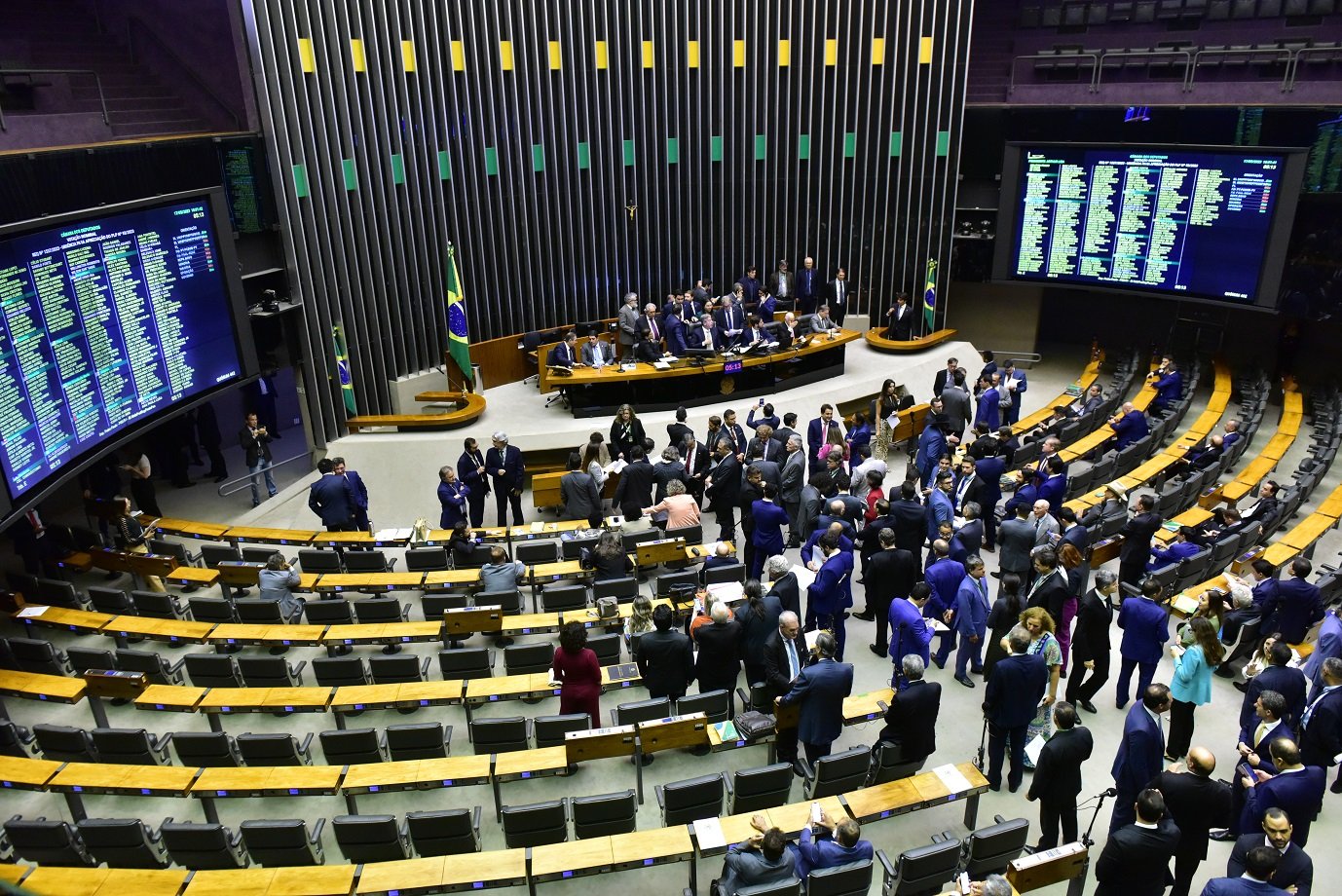 Câmara e Senado devem ter semana esvaziada com presidentes fora do país e votação remota liberada
