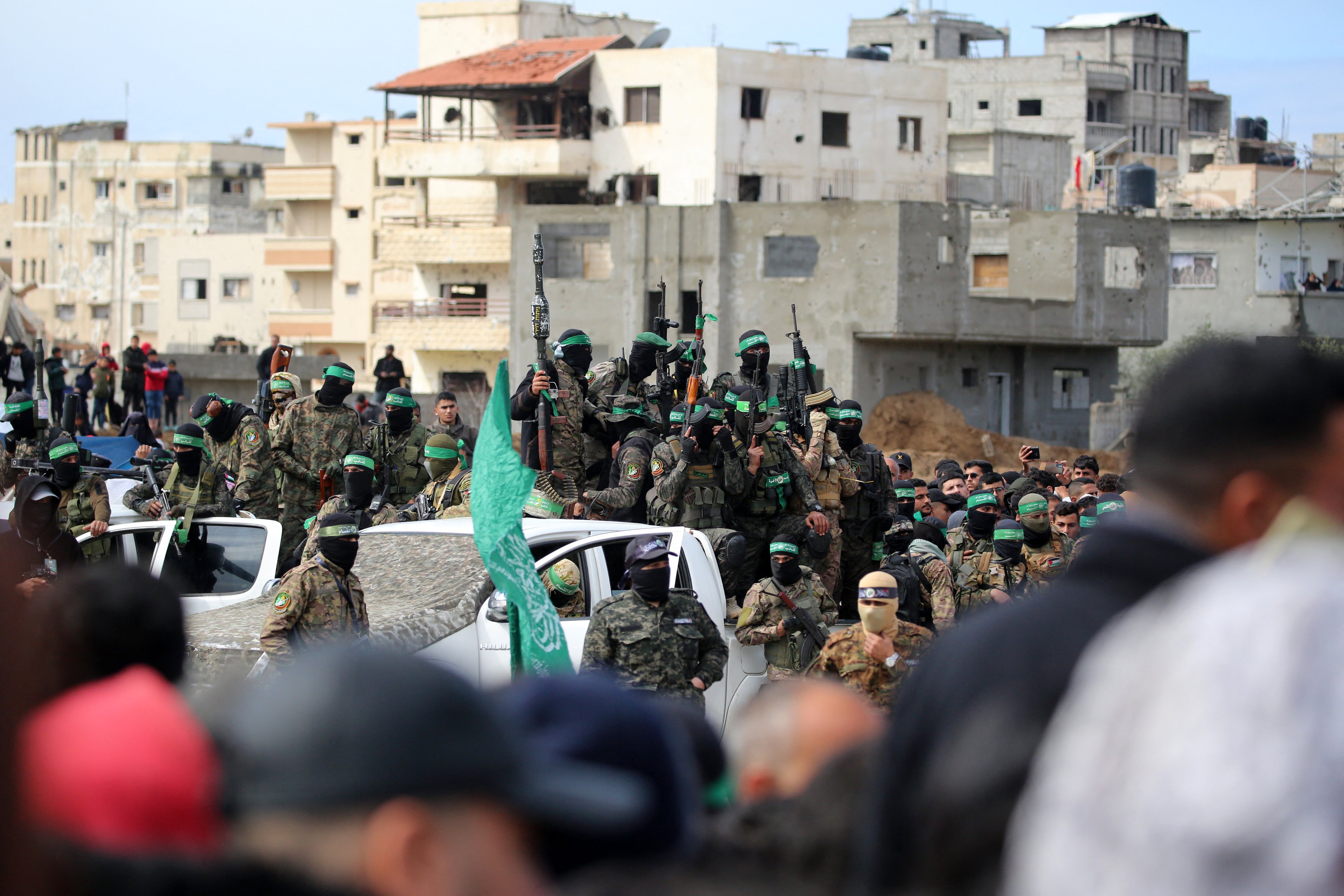 Braço armado do Hamas anuncia que libertará refém americano-israelense nesta segunda